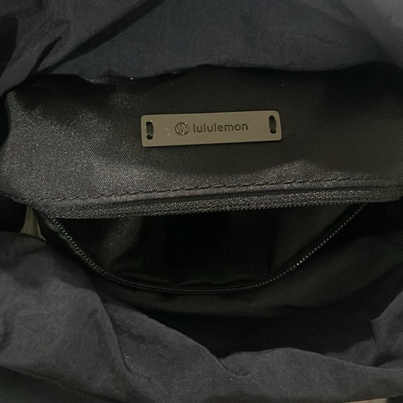 NWOT LULULEMON Dash All Day CrossBody Bucket Black Bag - Picture 12 of 17